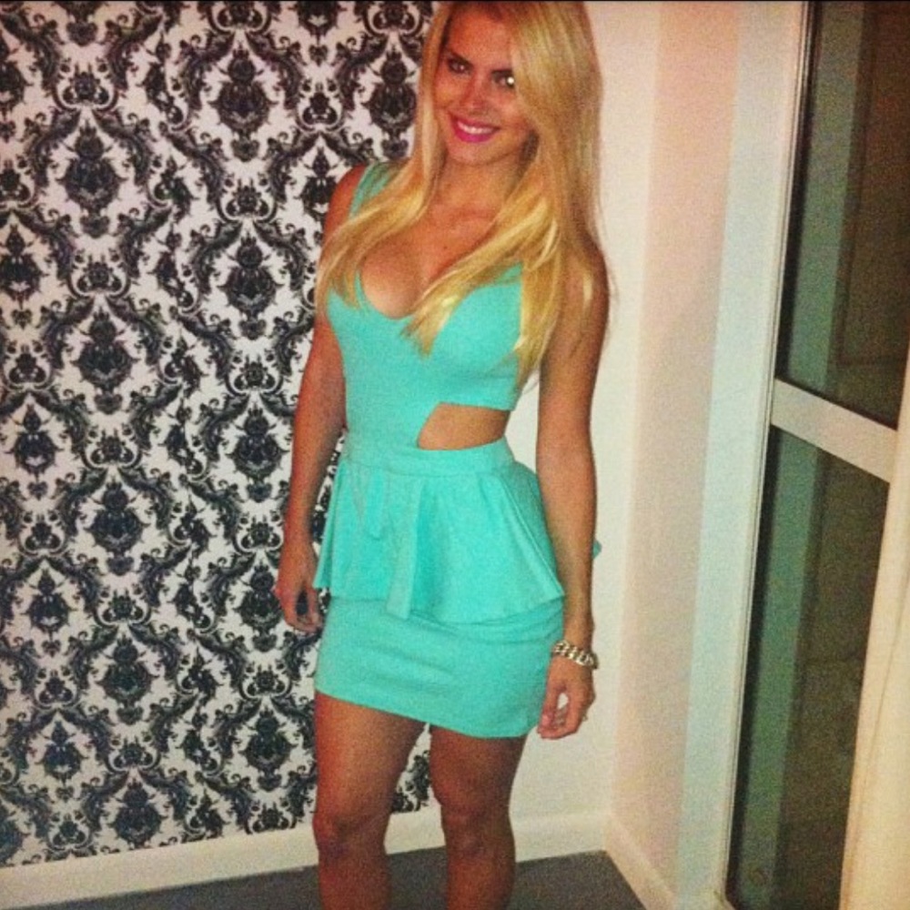 Mini dress. Cutout